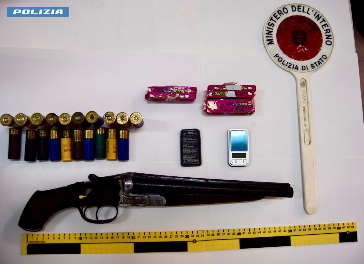 Alcamo, arrestato un pregiudicato: sequestrati 150 g di hashish e un fucile a canne mozze - 