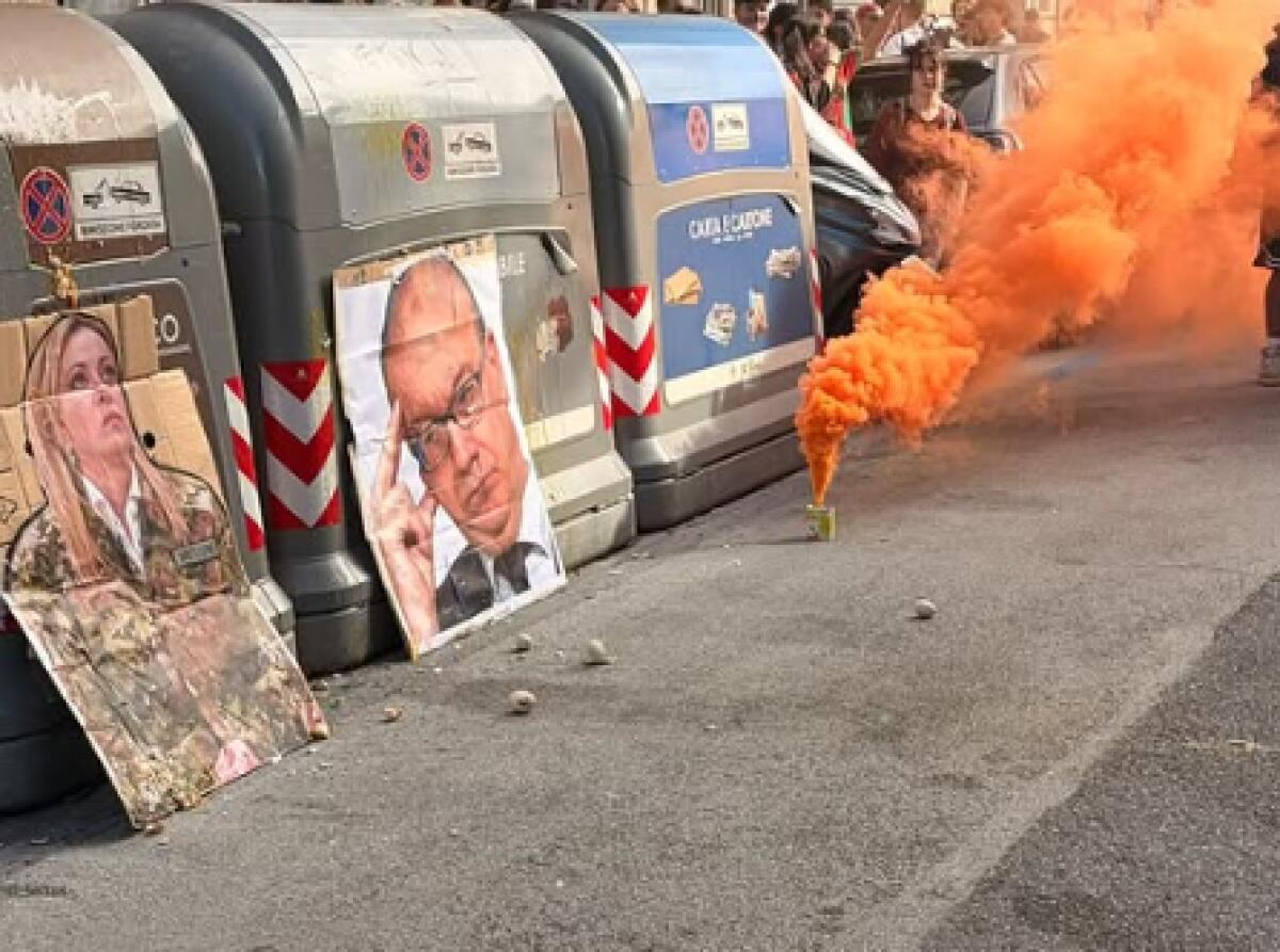 Genova, manifestazione studentesca: manichini di Meloni e Valditara a testa in giù, scalpore politico - 