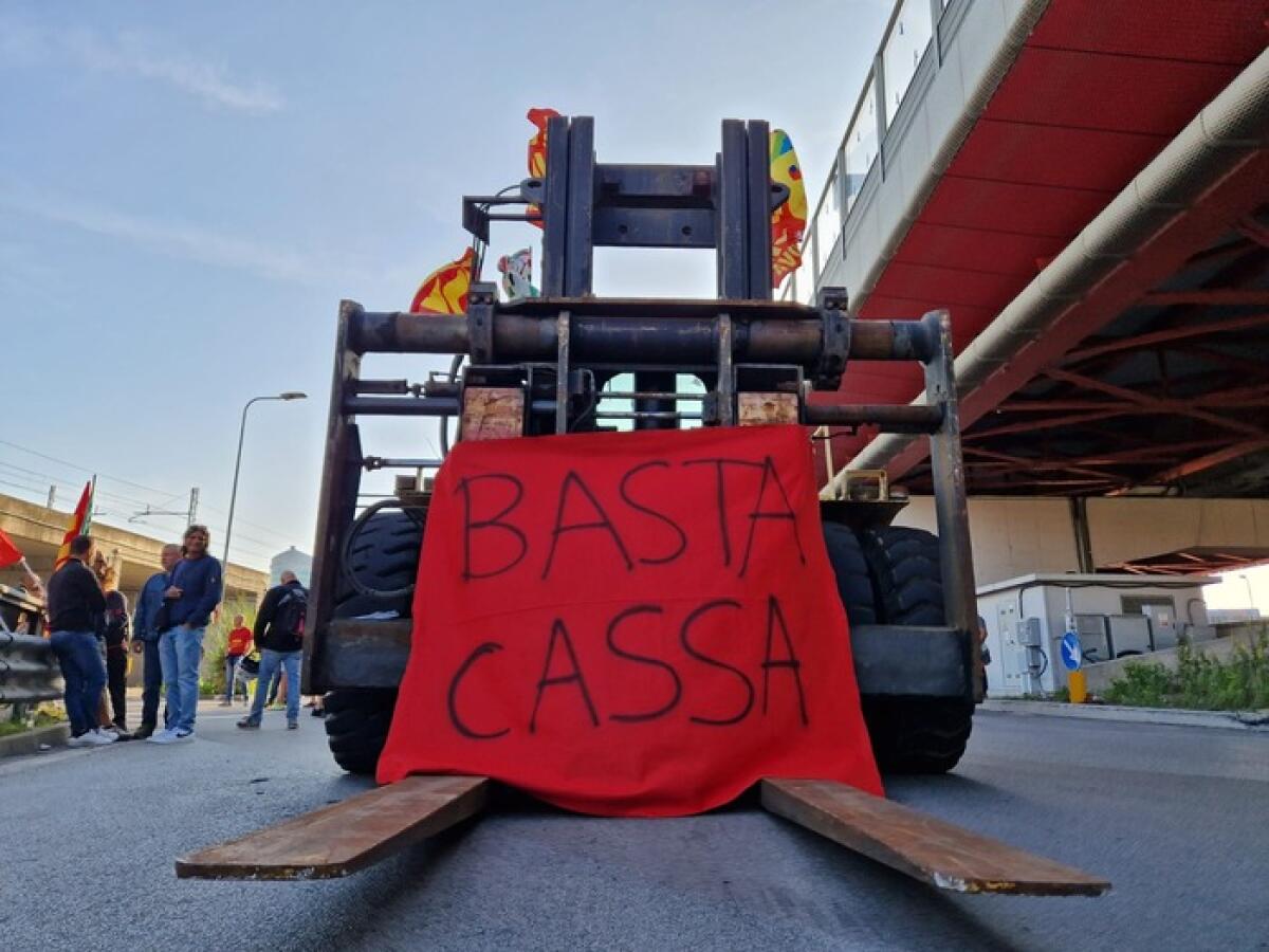 Ex Ilva: il Ministero del Lavoro rinvia l'esame della nuova CIG dopo il tavolo a Palazzo Chigi del 27 ottobre - 