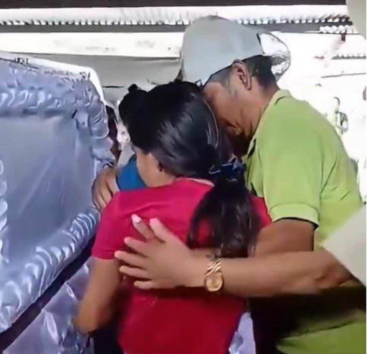 Si sveglia durante il funerale, ragazza di 15 anni 'resuscita' - 