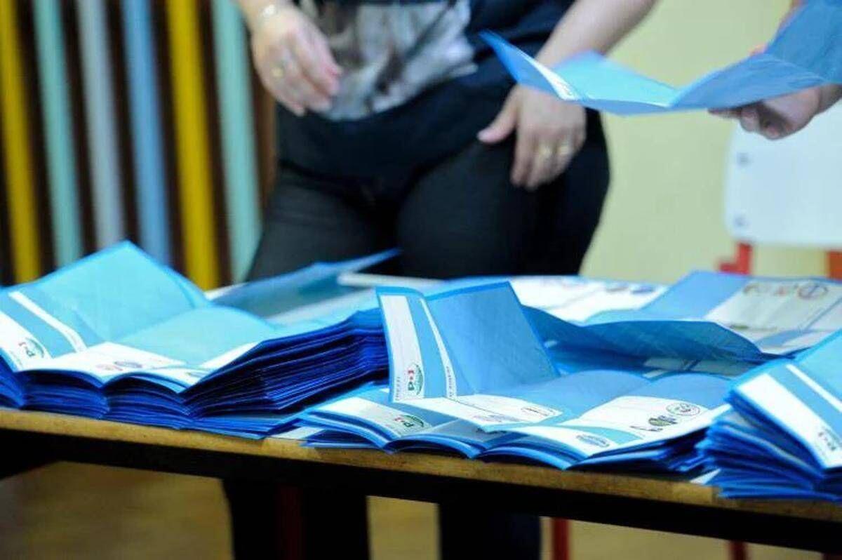 Sondaggio politico, Fratelli d'Italia stabile e Pd cala. M5S su, Vannacci scende - 