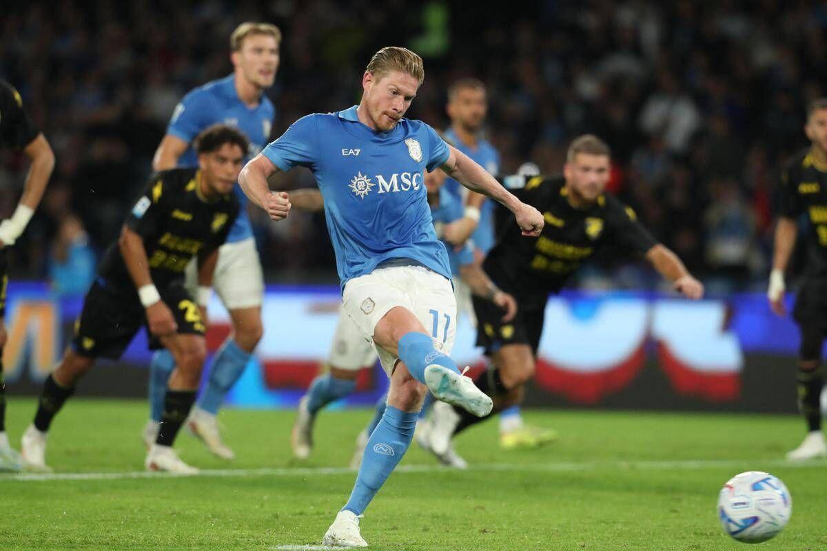 Hojlund sbaglia il rigore, arbitro fa ripetere e De Bruyne segna: caos in Napoli-Frosinone - 
