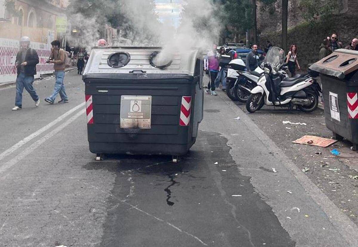 Scontri nei cortei a Roma, il racconto di un poliziotto: "Ci hanno assalito con sassi e molotov in via Claudia" - 