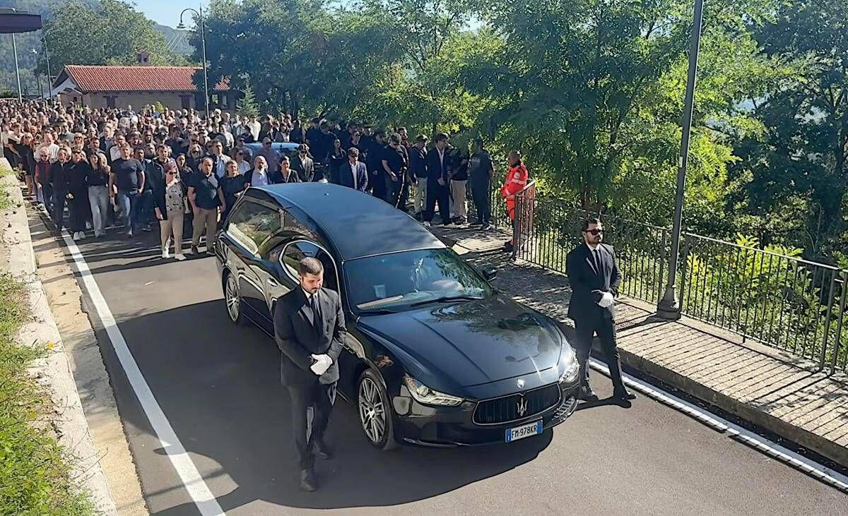Operaio morto al Colosseo, folla ai funerali di Andrea Moretti: presente anche il ministro Giuli - 