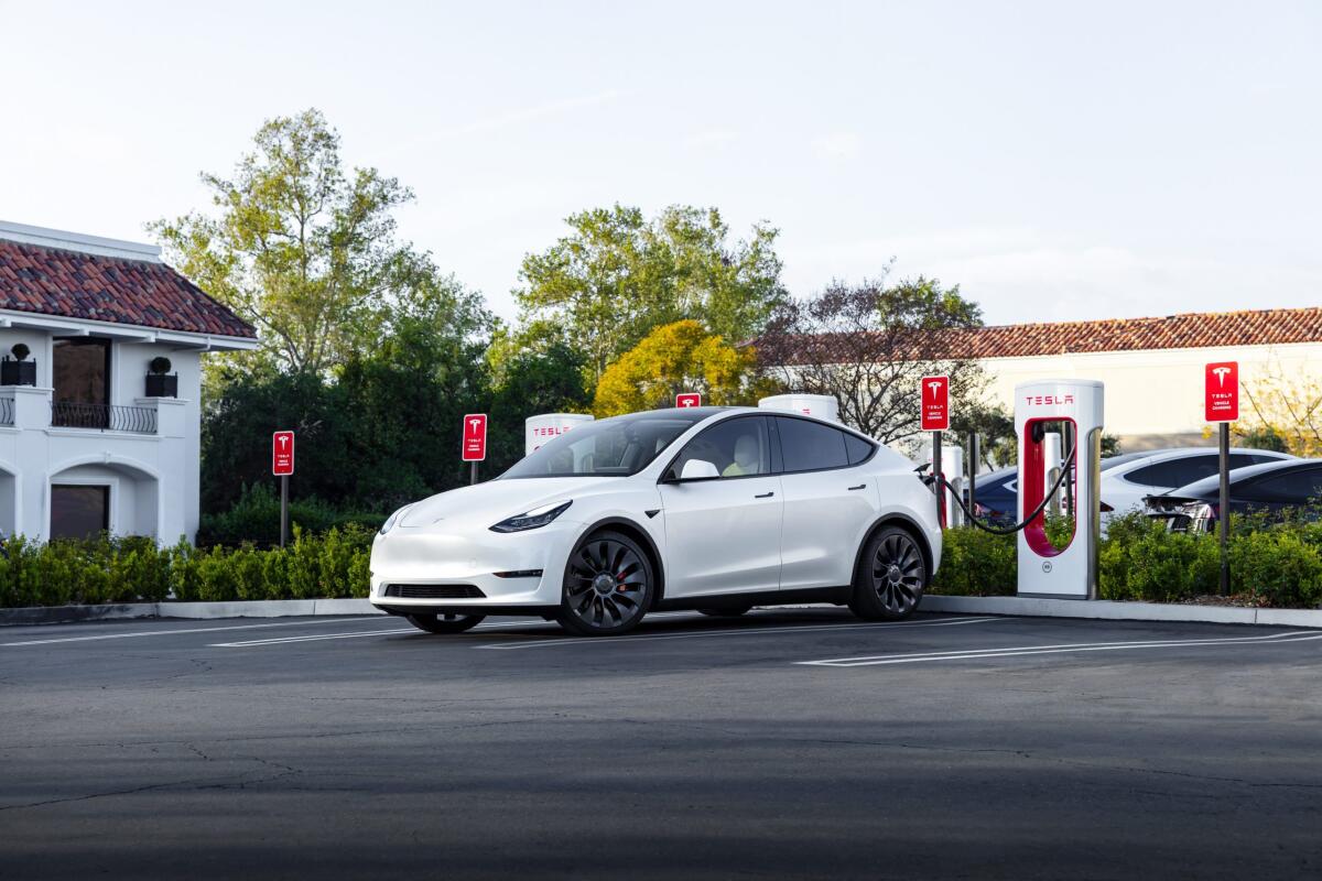Tesla chiude il trimestre a 28,05 mld: ricavi sopra le attese, utile in calo e investimenti raddoppiati - 