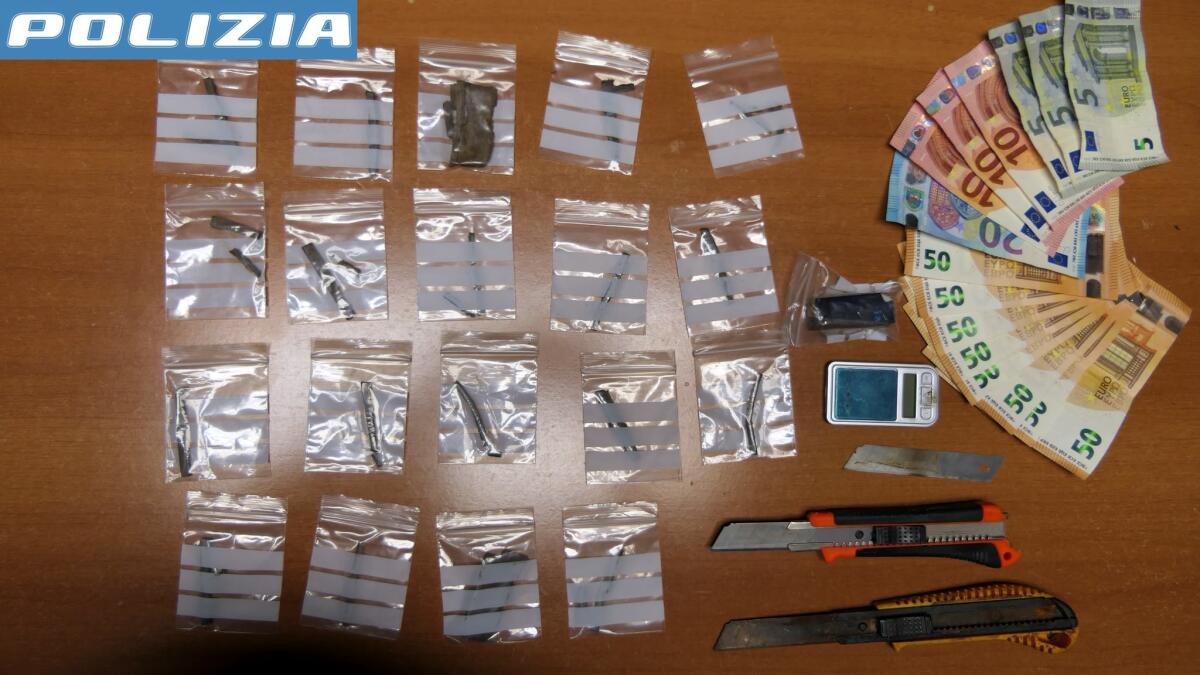 Vittoria: arrestato un ventenne per spaccio dopo segnalazione su YouPol, sequestrati hashish e contanti - 
