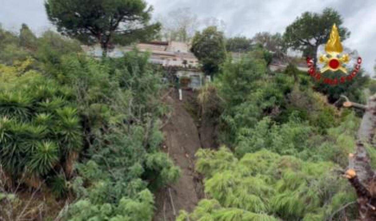 Maltempo in Campania, frana a Mergellina: evacuati tre appartamenti - Video - 