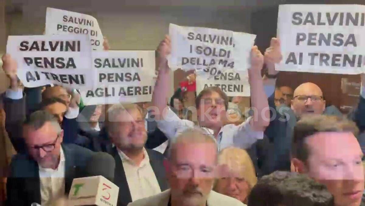 Milano, Salvini al Pirellone contestato dal Pd: "Pensa ai treni e agli aerei" - Video - 