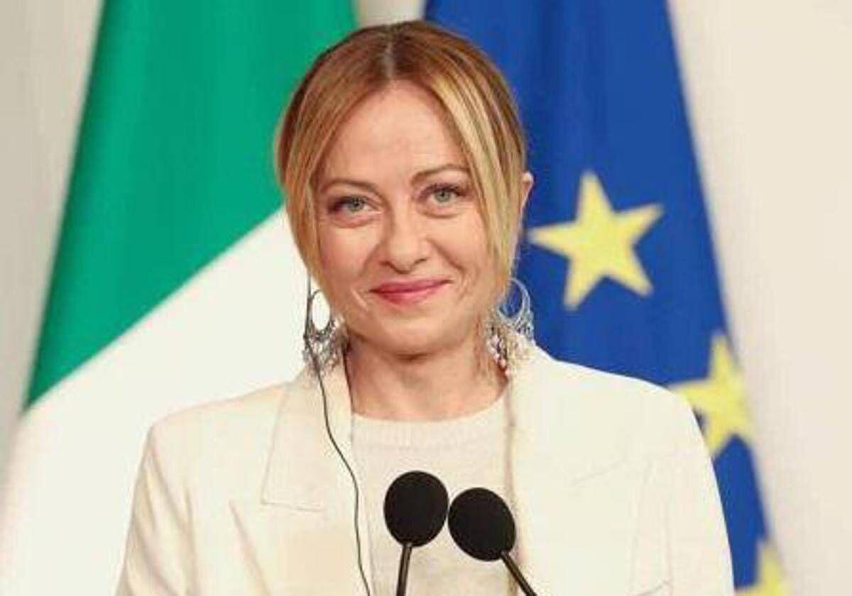 Sondaggi politici, Fratelli d'Italia primo partito: centrodestra avanti sul campo largo. Pd arretra - 