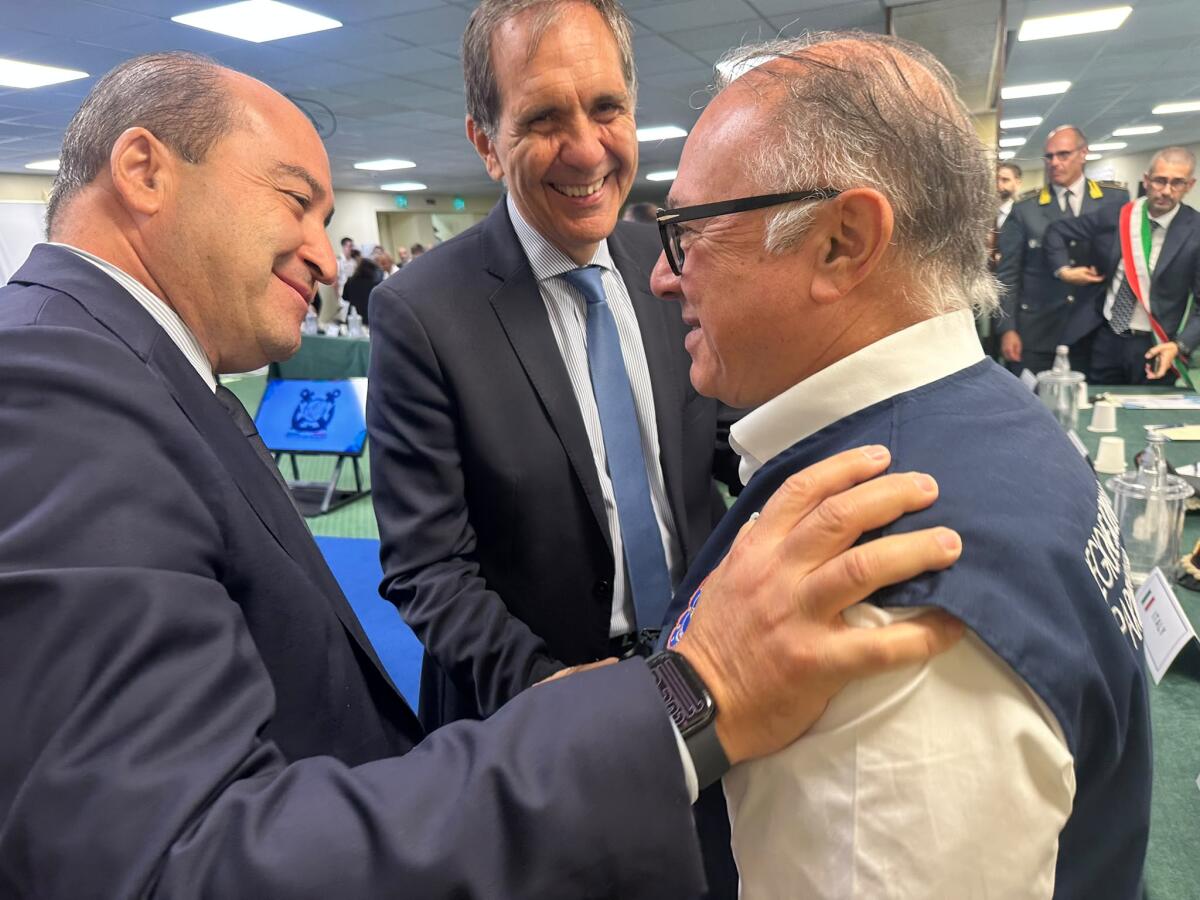 Aci Castello, Forum European Coast Guard: esercitazione interforze con soccorso via verricello e risposta a sversamento - 