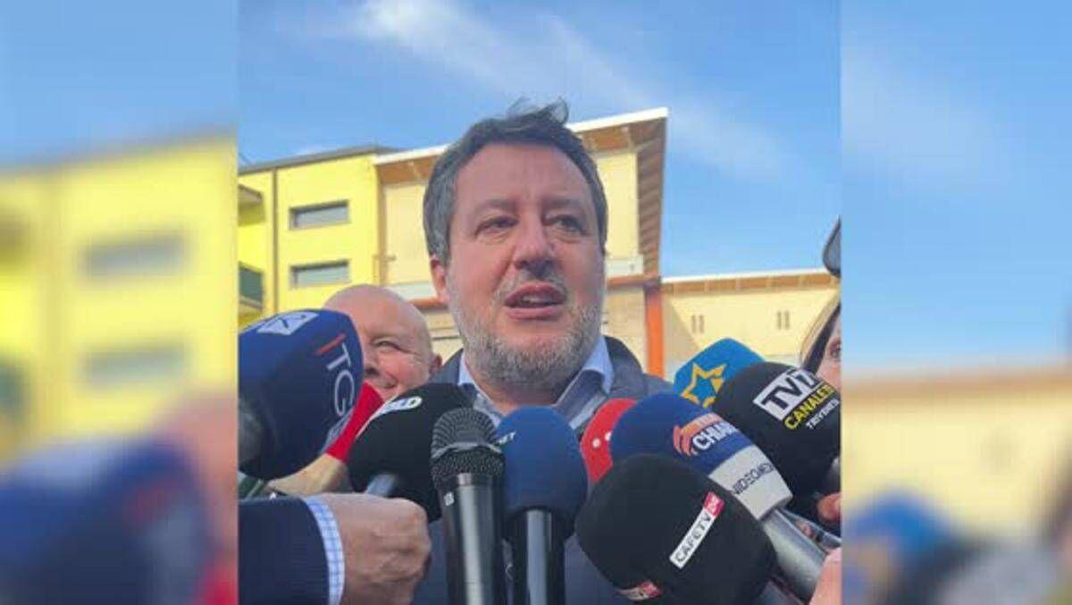 Padova, Salvini: "No a tribunali islamici e moschea abusiva. Sharia incompatibile con Costituzione italiana" - Video - 