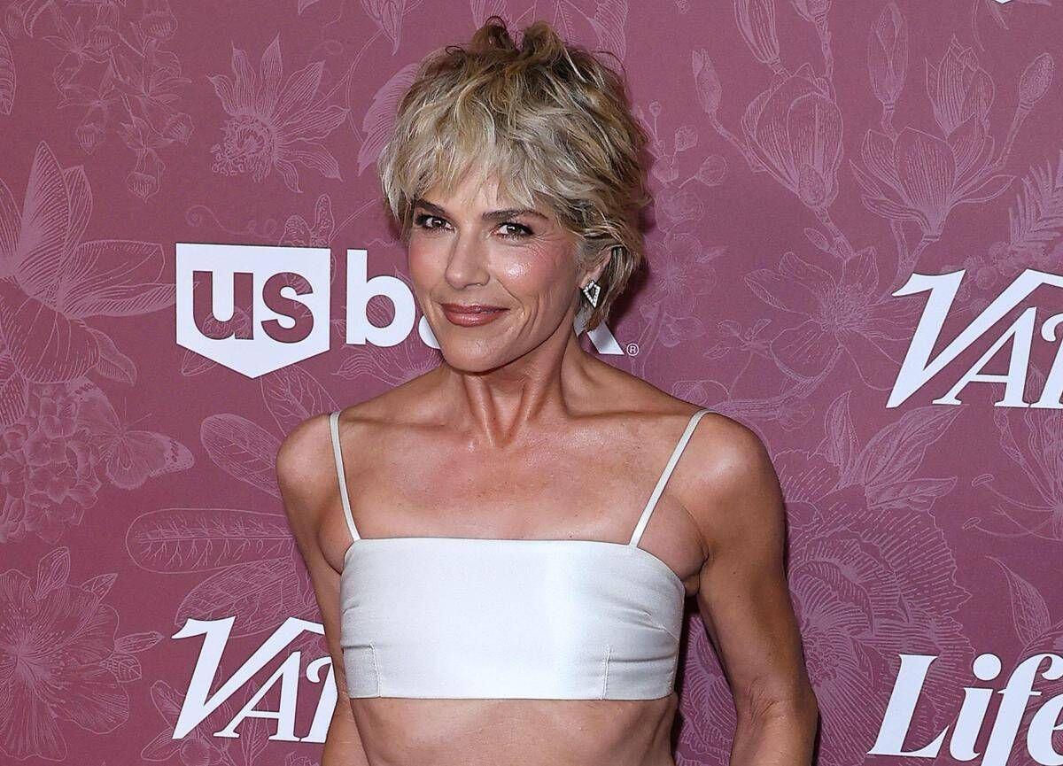 Caos a bordo del volo per New York, arrestata l'attrice Selma Blair: "Ha morso hostess e aggredito un poliziotto" - 