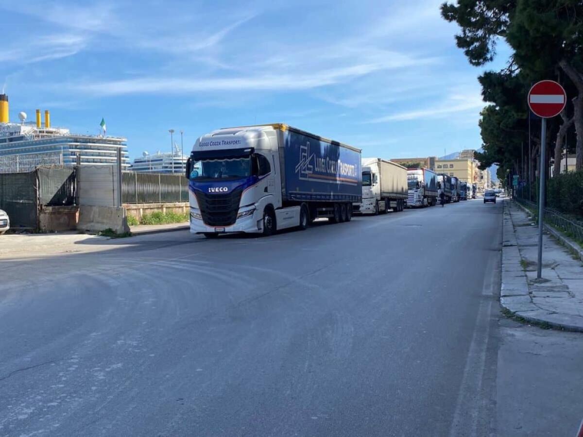 Sicilia, revocato il fermo dei tir dopo l'intesa col governo: sbloccati 480 mila euro, resta lo stato d'agitazione