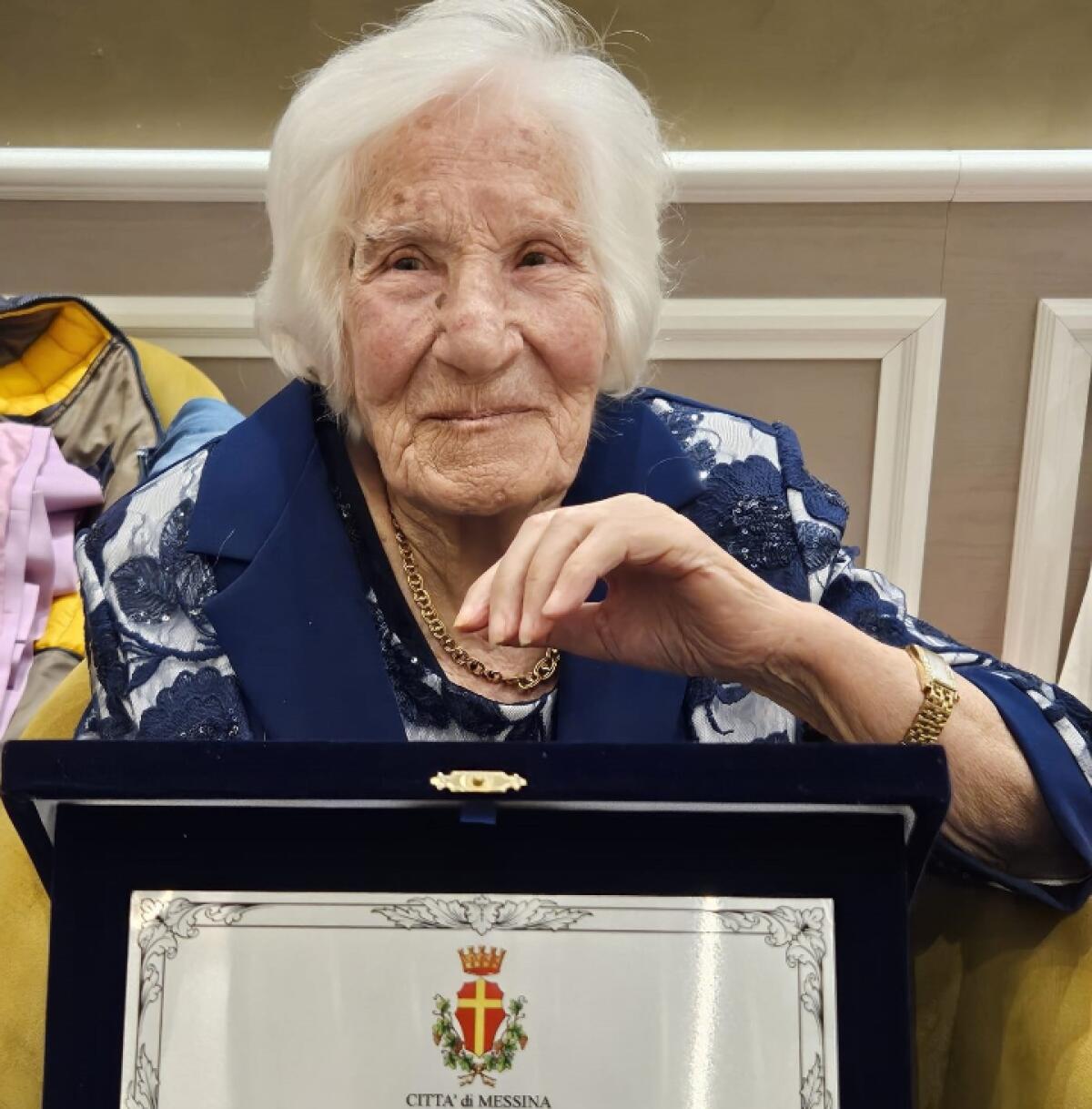 Messina celebra nonna Teresa: il sindaco Basile invia una targa per i 100 anni festeggiati a Roma - 