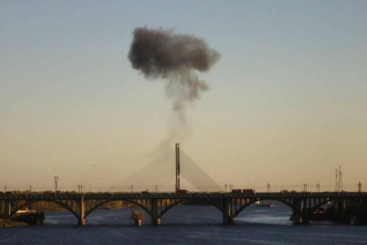 Ucraina, Russia colpisce un altro ponte a Kiev. Il sindaco: "Gli attacchi stanno distruggendo la città" - 