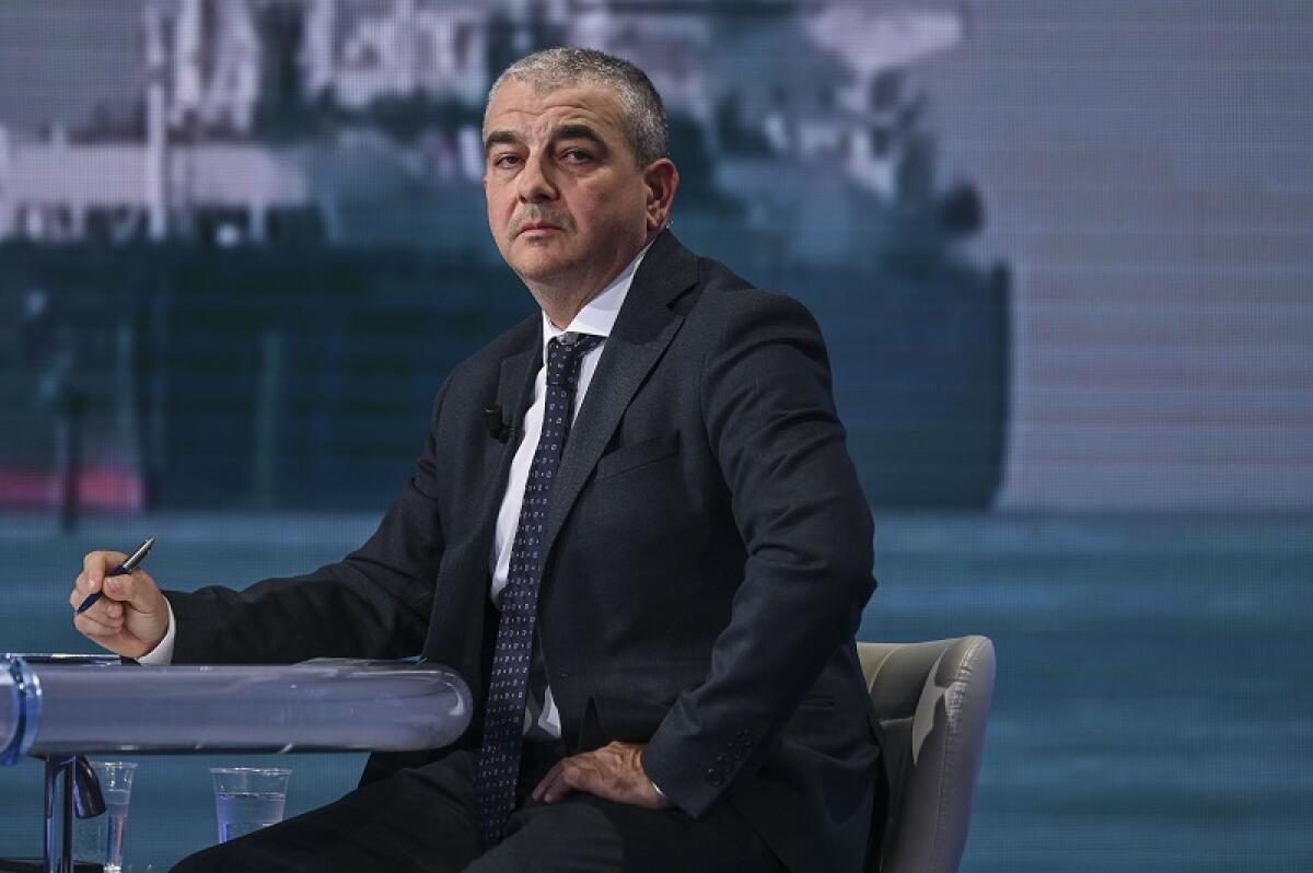 Fazzolari: «Non è ancora il momento di Meloni al Quirinale». Allerta per ingerenze russe sul voto - 