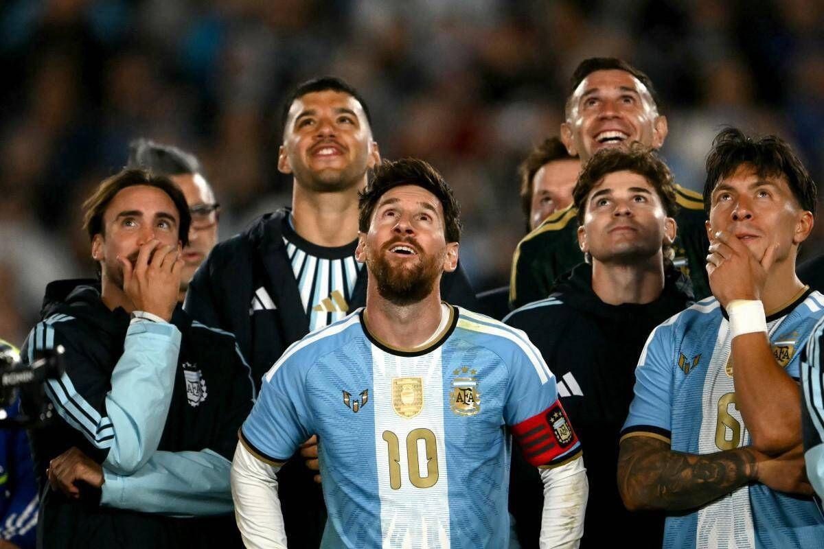 Messi, i regali per l’addio all’Argentina: dal 'bracciale della leggenda' ai cartellini dell'arbitro e... la Coppa America - 