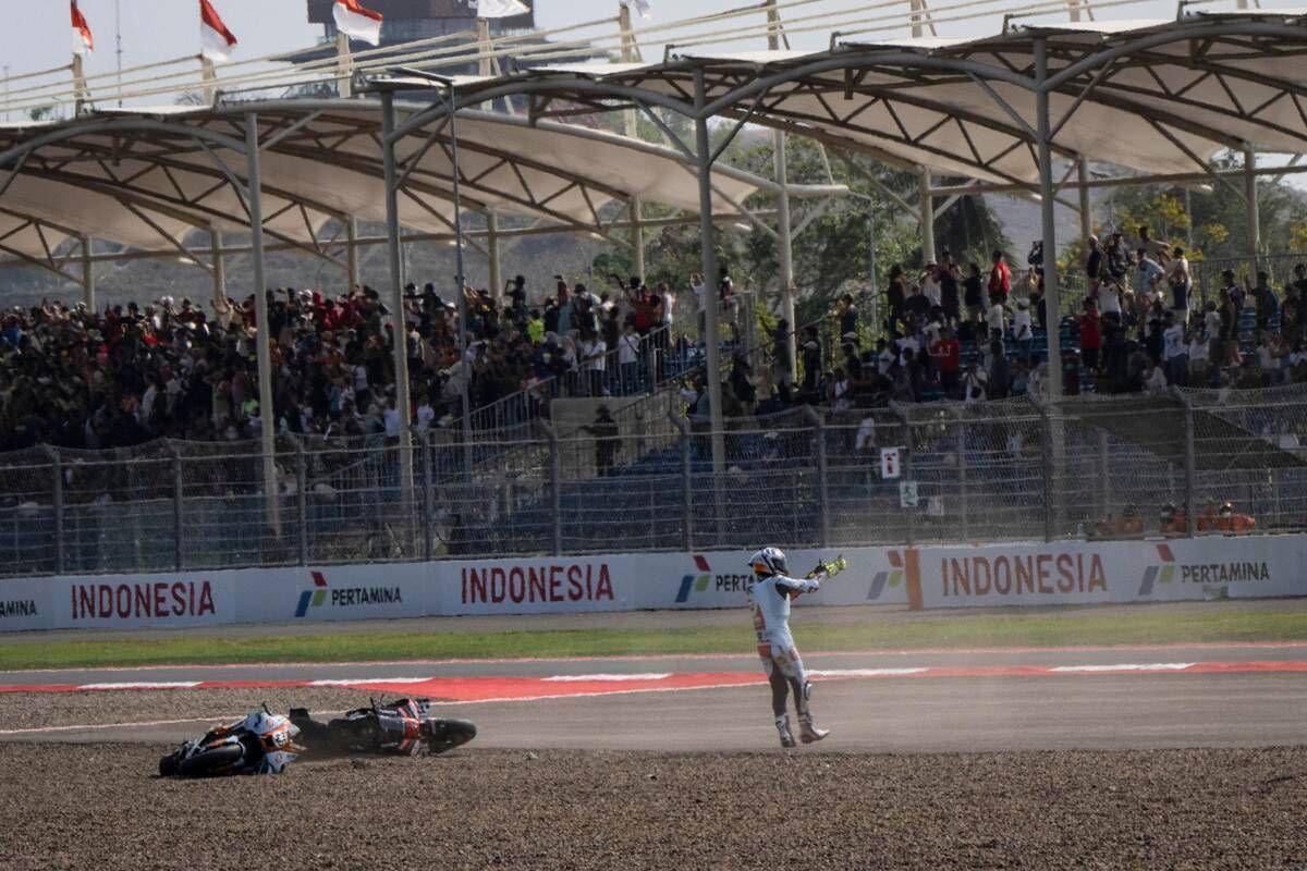 Aprilia, scintille tra Bezzecchi e Fernandez: dalle polemiche al duello in pista poi Bez si prende la vittoria - 