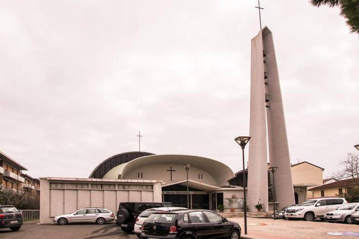 Bomba tra i fiori davanti alla chiesa: il ritrovamento choc durante la festa parrocchiale - 