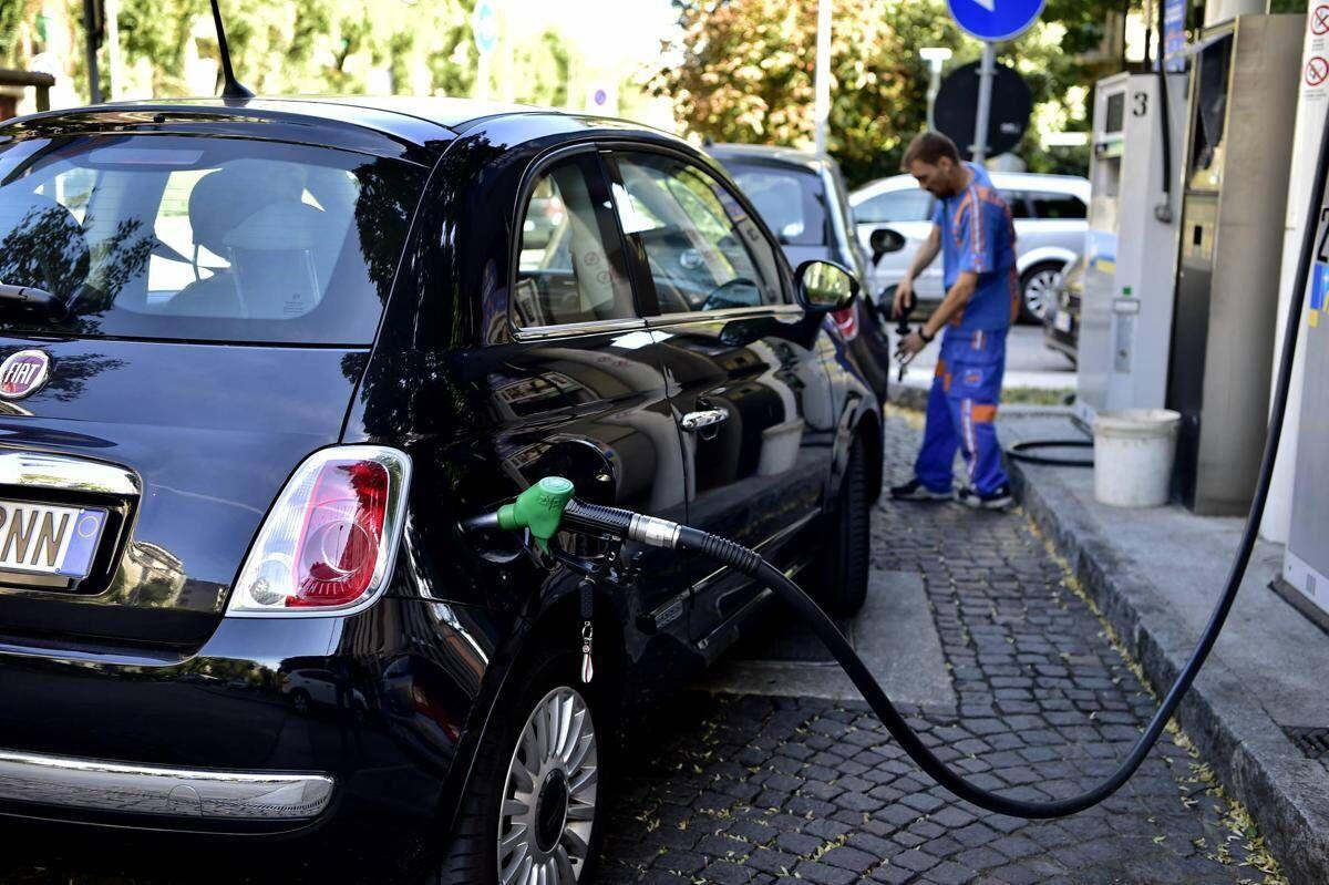 Prezzi carburanti, nuova accisa sul diesel: aumenti per IP e Q8, frenata di Eni - 
