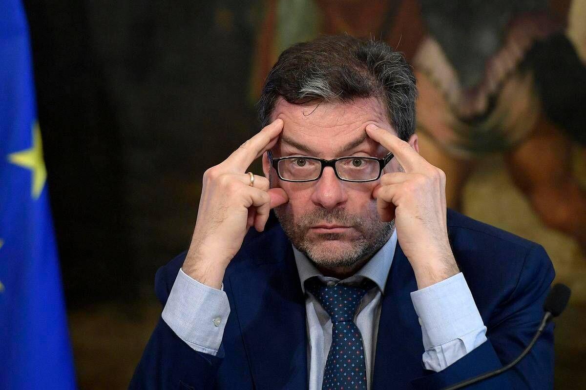 Manovra, Giorgetti: "Burrasca all'orizzonte, ma l'Italia non è spendacciona" - 