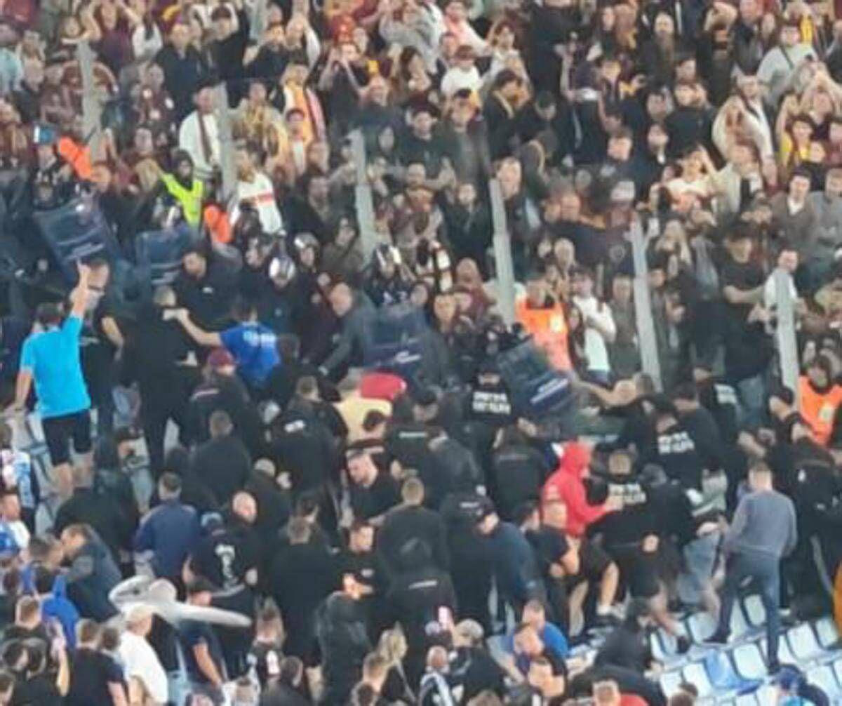 Roma-Slovan Bratislava, scontri tra polizia e tifosi nel settore ospiti - 