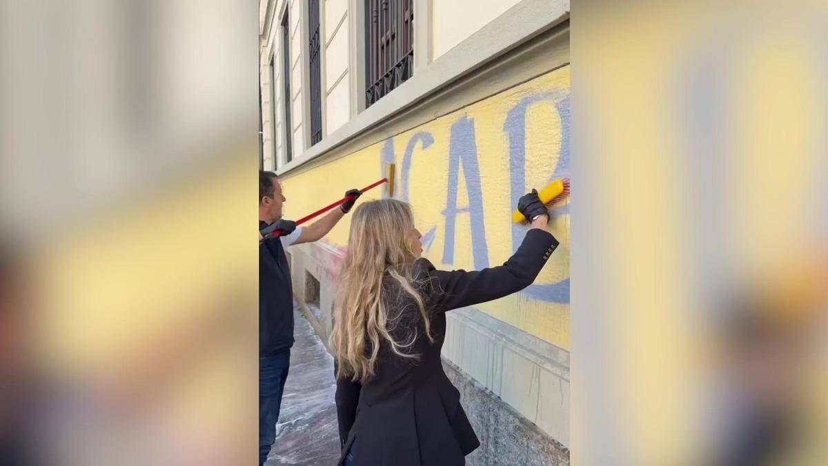 Milano, Salvini e Sardone cancellano scritte contro forze dell'ordine sul muro di una scuola - Video - 
