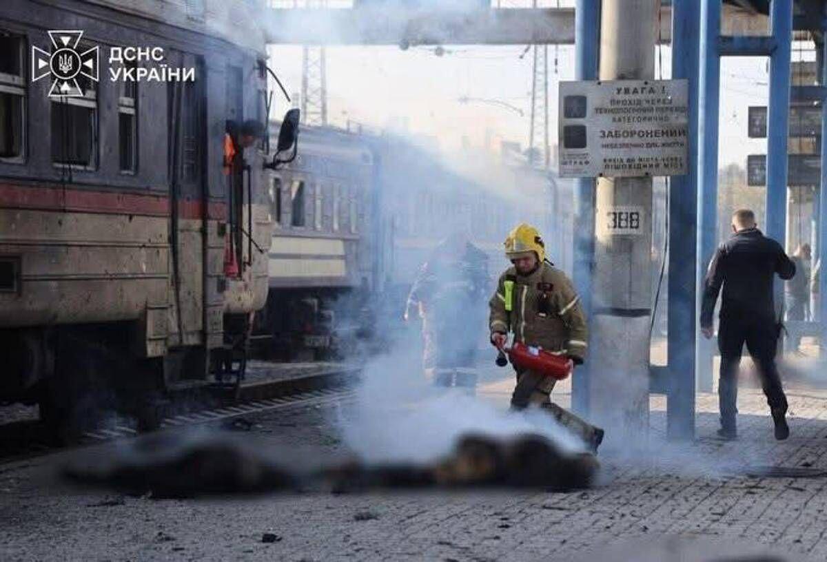 Ucraina, droni russi contro treno passeggeri a Dnipro: almeno 13 morti. A Chernihiv uccise due 15enni - 