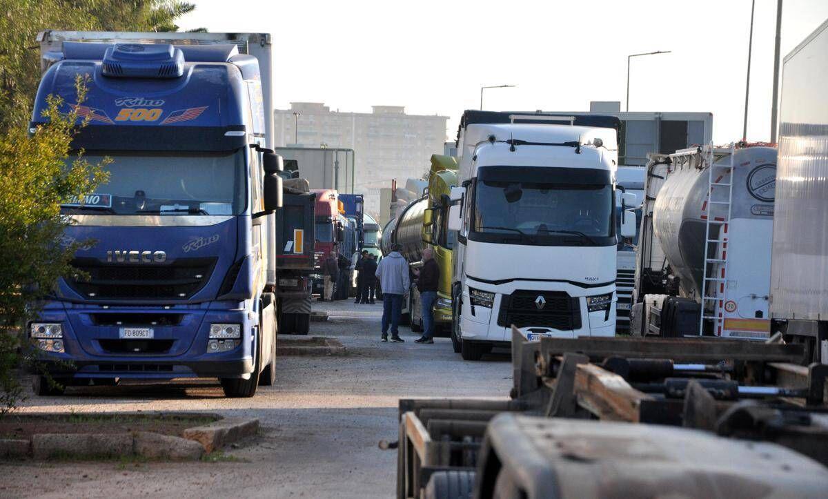 Protesta autotrasportatori, blocchi sospesi in Calabria e Sicilia: oggi il decreto del governo - 