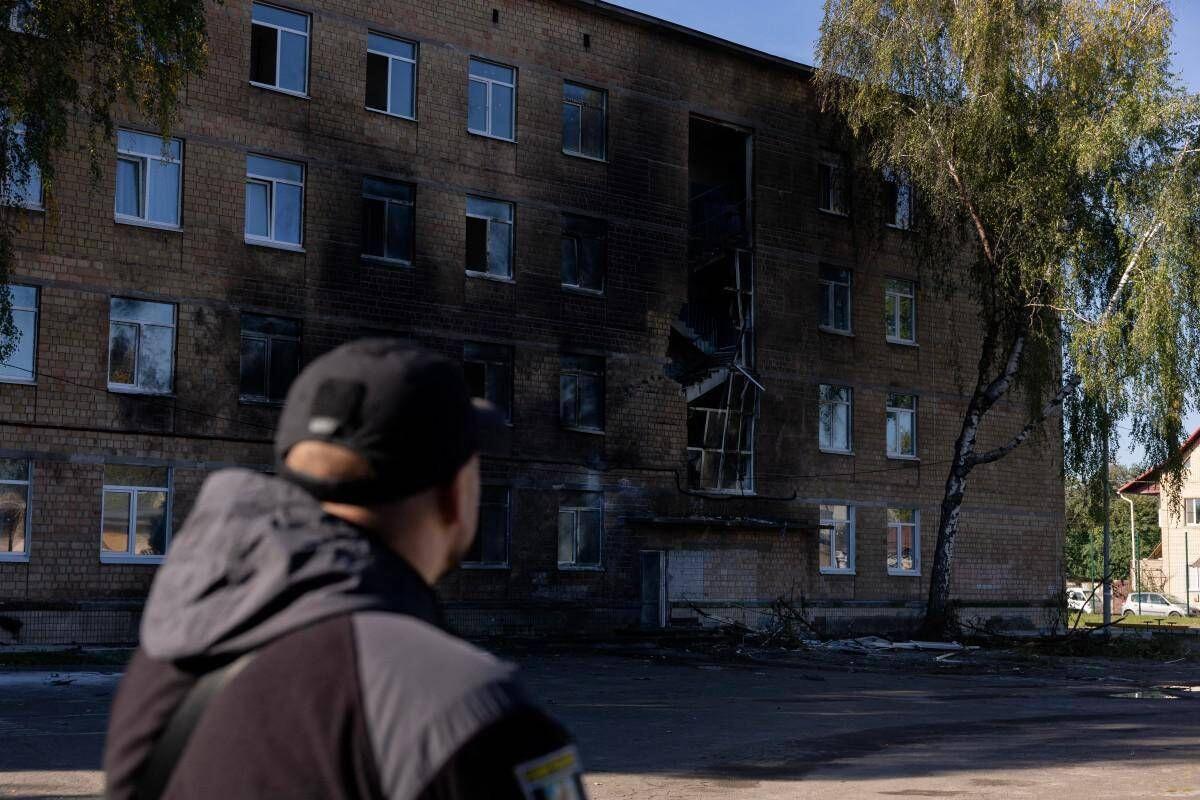 Ucraina, drone russo colpisce scuola a Kiev: paura e bambini nei rifugi - 