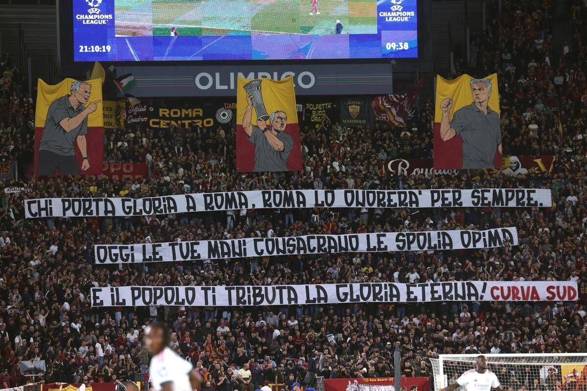 L’Olimpico celebra Mourinho: cori, striscioni e lui manda un bacio alla Curva Sud - 
