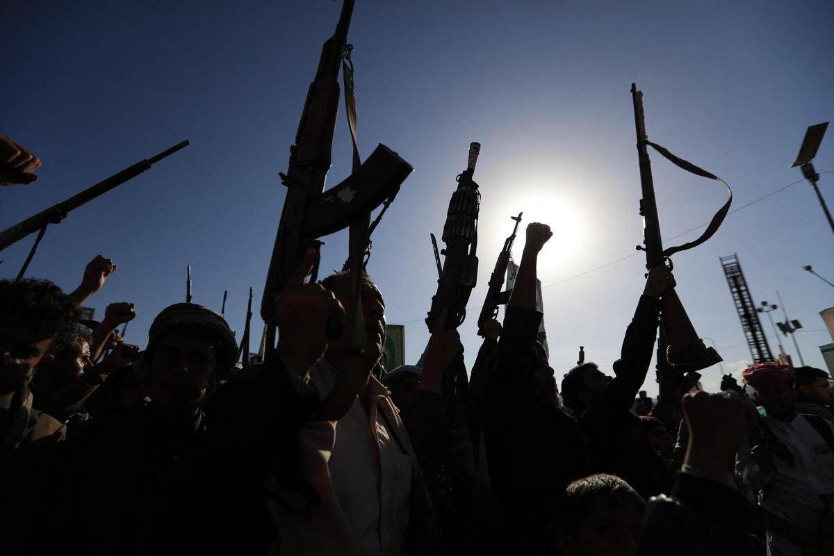 Riad: "Houthi responsabili attacco aeroporto, reagiremo". Raid sauditi contro i ribelli in Yemen - 