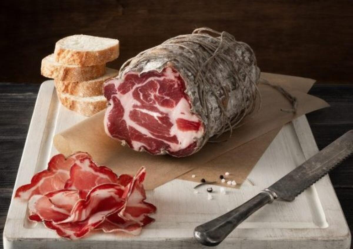 Piacenza, coppa e lonza escluse dalle mense scolastiche: monta la protesta e la polemica politica - 