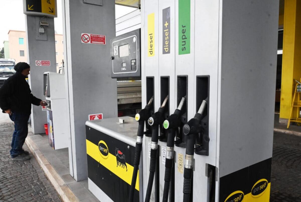 Carburanti: oltre 10.000 distributori aderiscono al price cap, oltre metà della rete nazionale - 