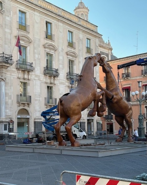 A Catania arrivano i "Fighting Horses" di Arturo Di Modica: installazione in corso a piazza Università - 