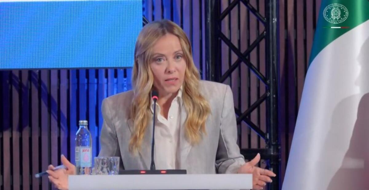 Carburanti: Meloni pronta a riattivare le «accise mobili», Schlein critica i prezzi a 2,8€ - 