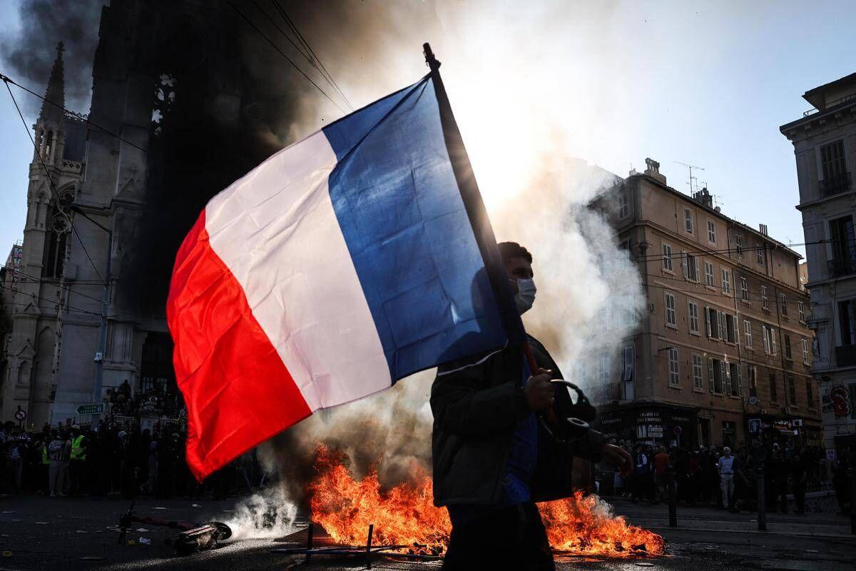 Francia, proteste contro il caro vita: scontri a Parigi e Marsiglia, almeno cento gli arresti - 