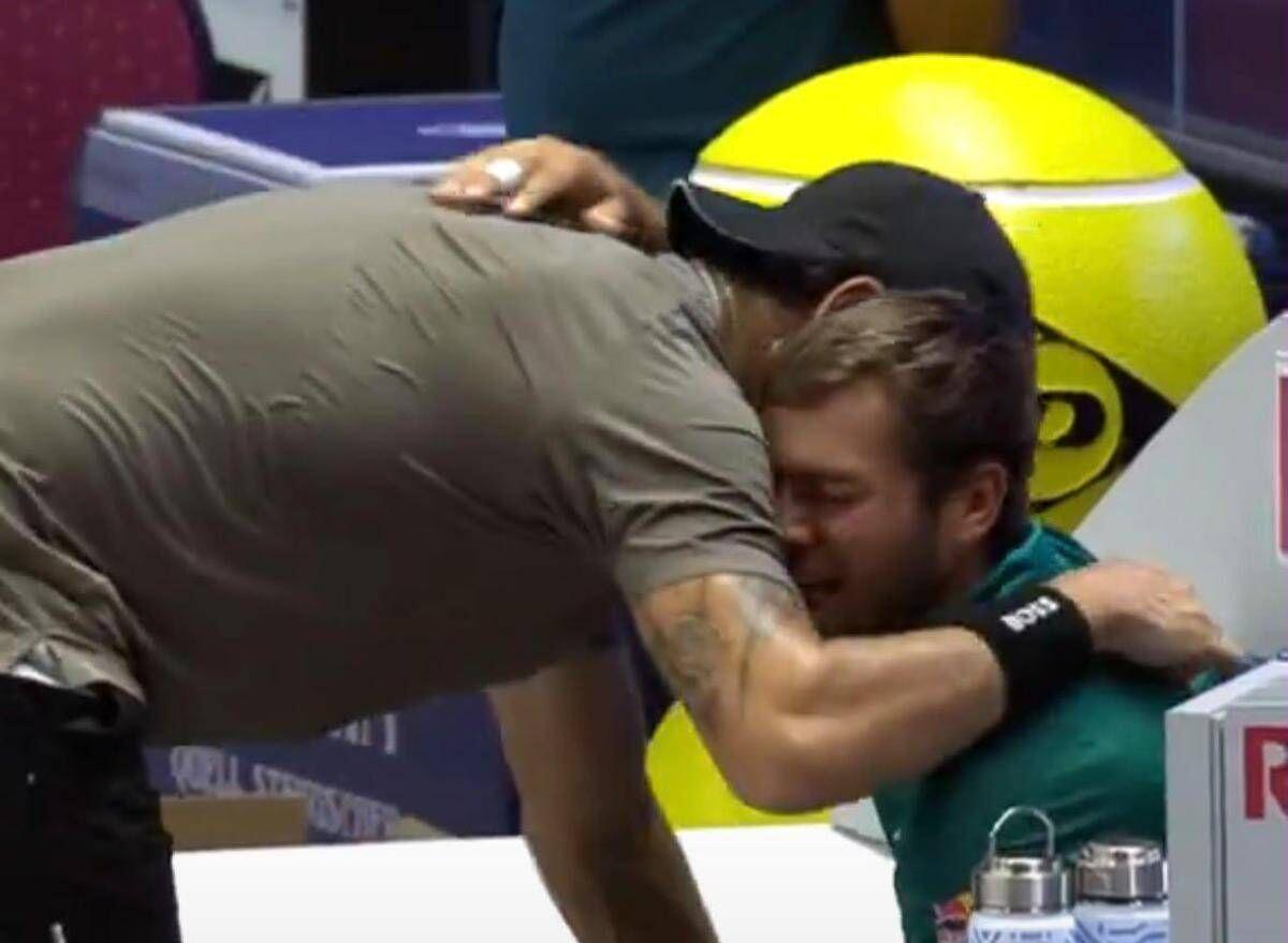 Cobolli si fa male nel derby e scoppia a piangere, Berrettini lo abbraccia - Video - 