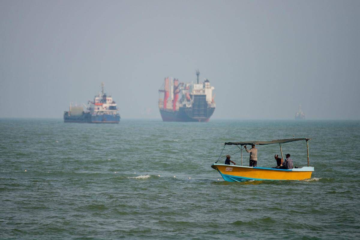 Iran, Pasdaran: "Tre petroliere contro mine nello Stretto di Hormuz, una è esplosa" - 