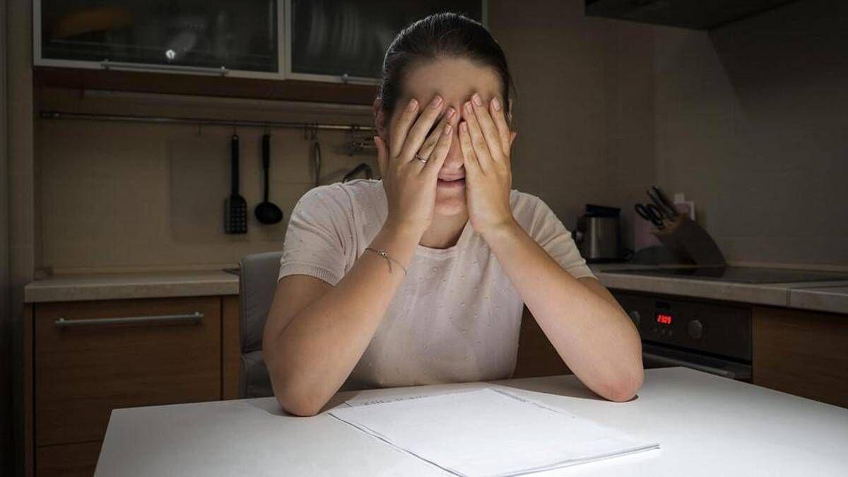 Violenza economica sulle donne, che cos'è: tutte le sfaccettature, l'indagine - 