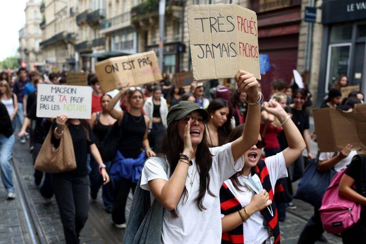 Proteste nei licei in Francia, il prof: "Le occupazioni contro i tagli all'educazione" - 