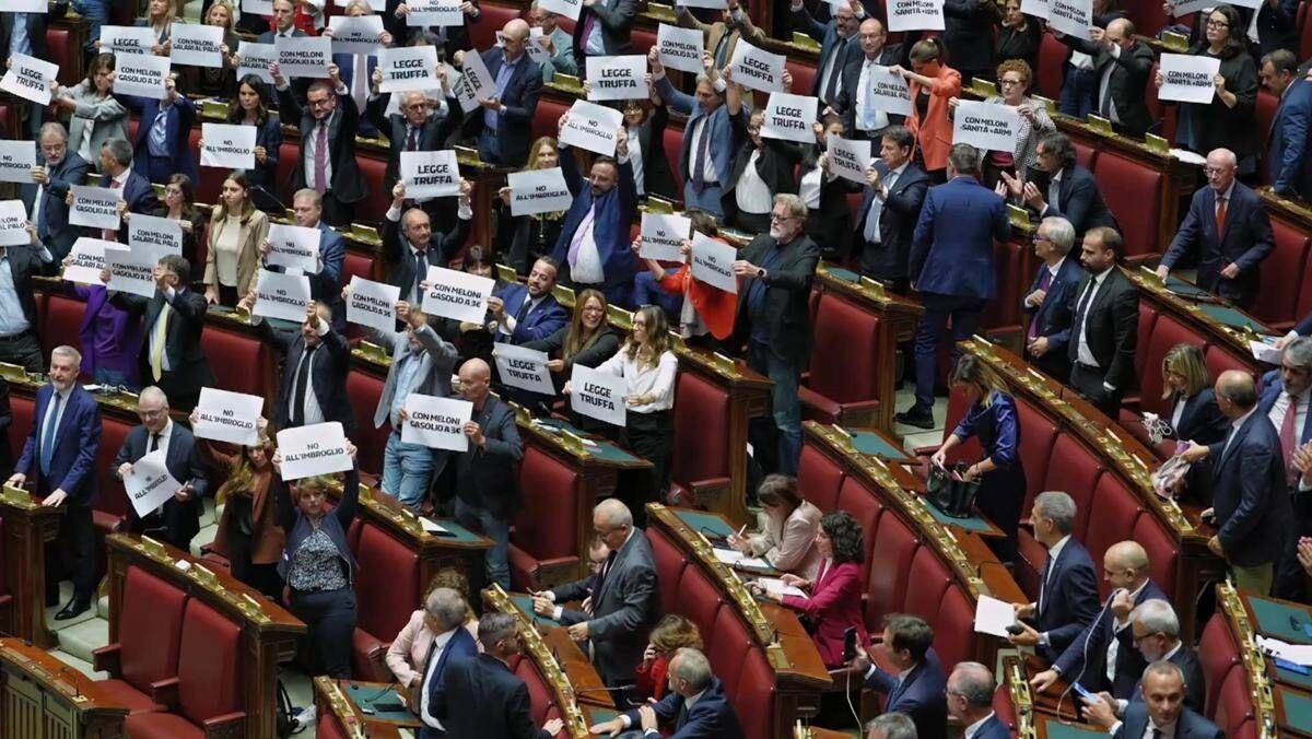 Legge elettorale, l'opposizione riempie l'Aula di cartelli 'Truffa' e 'Imbroglio' - Video - 