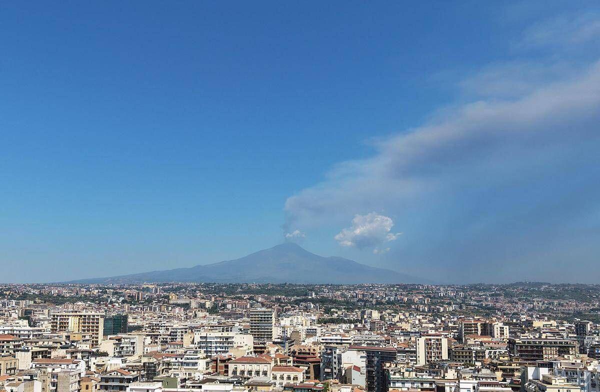 Etna, nube di cenere di 4 chilometri dal vulcano: scatta allerta rossa per l'aviazione - 