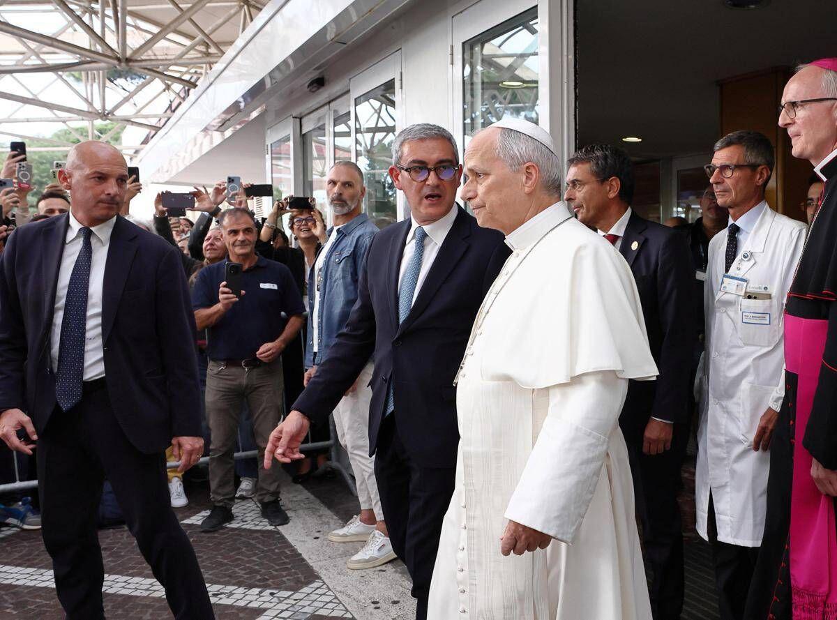 Papa, il chirurgo rassicura: "Pieno recupero in 10 giorni, non ci sono motivi per rinviare il viaggio in America Latina" - 