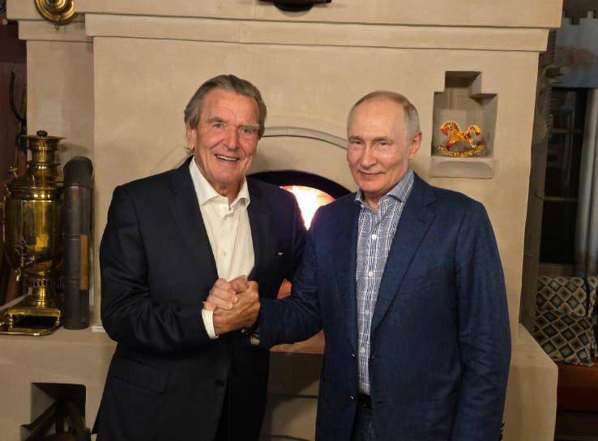 Putin festeggia il compleanno con Gerhard Schroeder: l’incontro a Mosca e il legame con la Russia - 