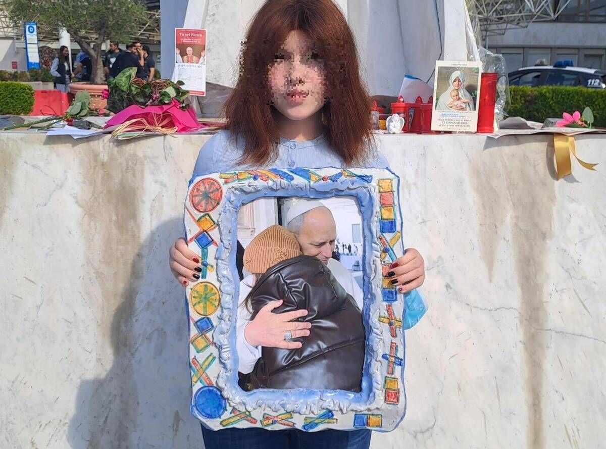 Papa, la gioia della 13enne Varvara per le dimissioni: "Ho avuto il cancro, vorrei restituirgli quell'abbraccio" - 