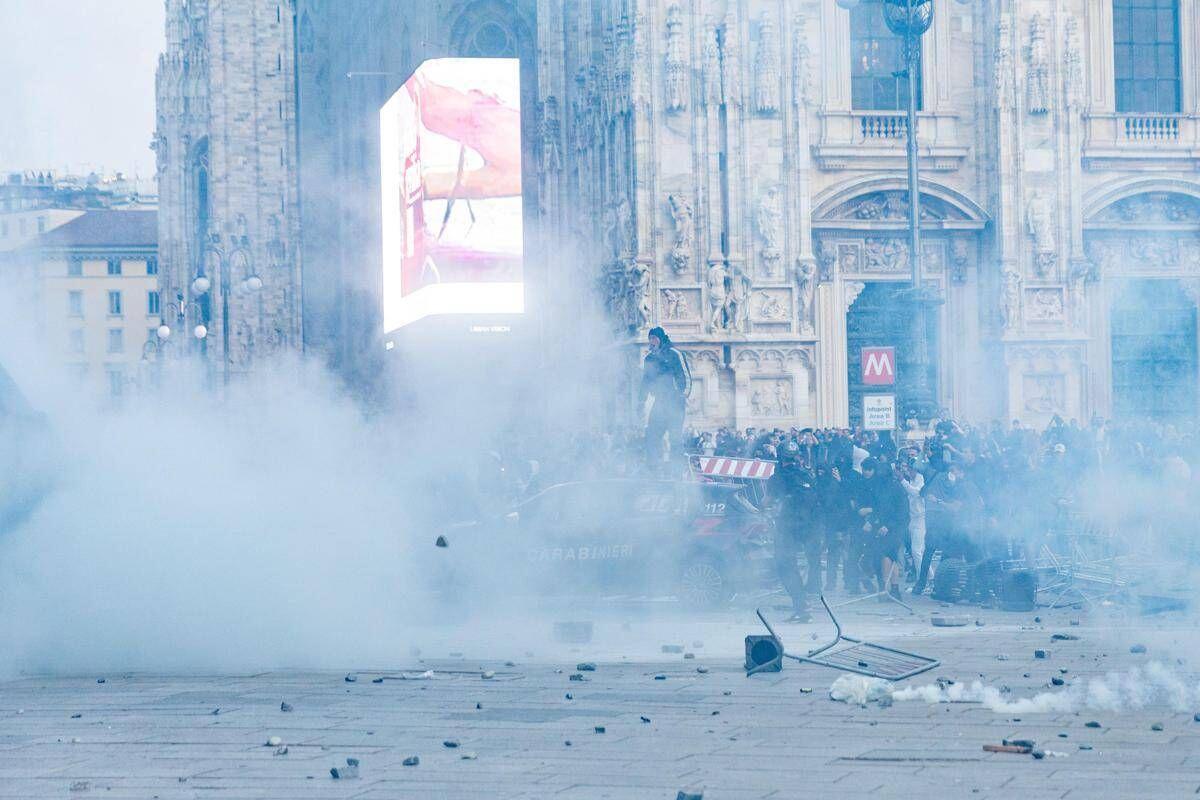 Guerriglia a Milano, notte di attesa per i genitori dei fermati: "Metà sono minori... l'altra metà pirla" - 