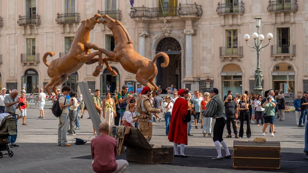 Teatro tra le vie, attori in Piazza Università a Catana