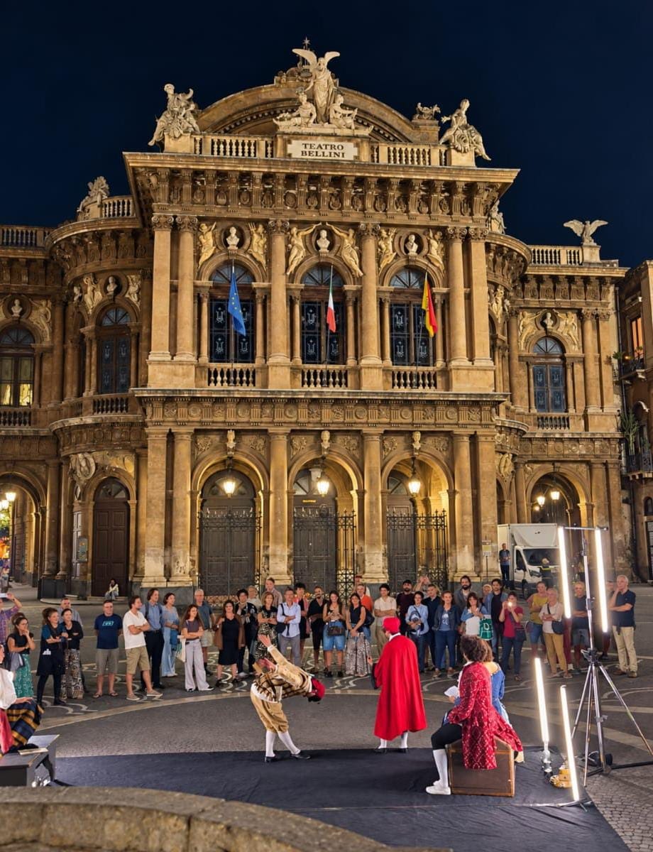 Commedia in città, attori in Piazza Teatro Massimo a Catania