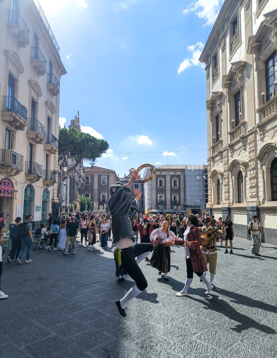 Attori si esibiscono in Via Etnea a Catania